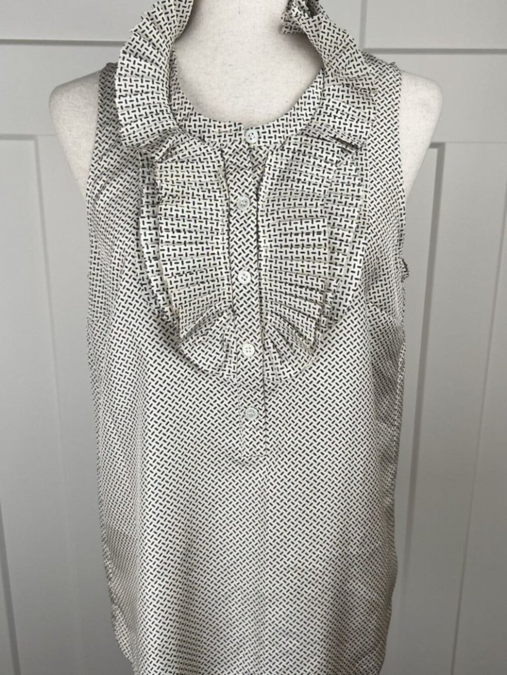 J Crew 100% Silk Ruffle Neck Sleeveless Blouse Top Ivory Black Print Size 8